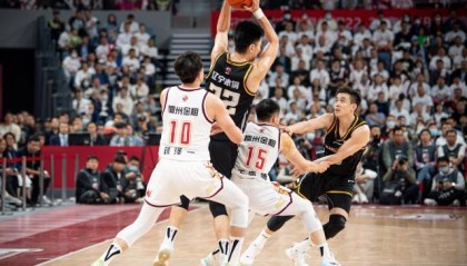 体育平台-辽宁统治篮板再下一城！李晓旭完美发挥比肩姚明